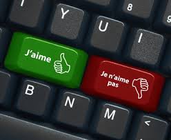 Main sur un clavier d'ordinateur